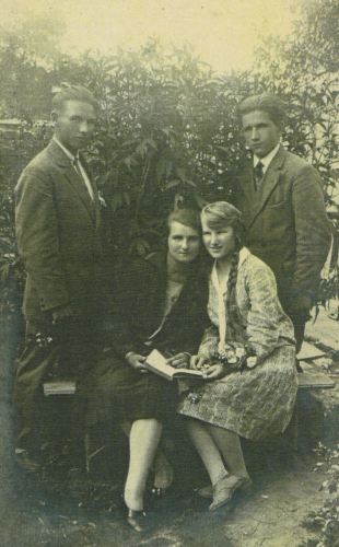 Franek Siarkiewicz i jego siostra Marysia z przyjaciółmi