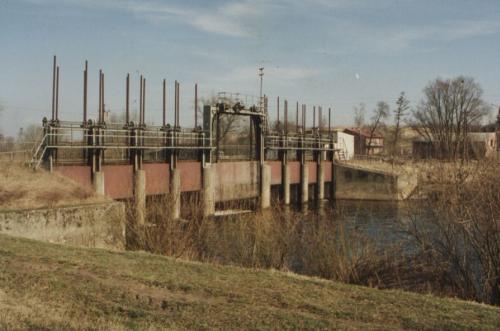 Tama na rzece Prośnie w Jastrzębnikach w 1995 r.