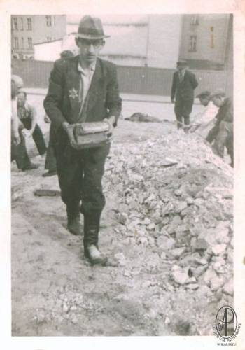 Żydzi pracujący przy odgruzowaniu Adolf Hitler Platz