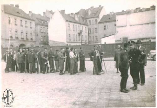 Żydzi pracujący przy odgruzowaniu Adolf Hitler Platz