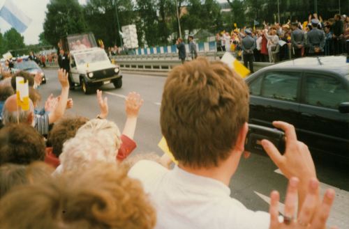 Zdjęcie przejeżdżającego Ojca Świętego Jana Pawła II w papamobile