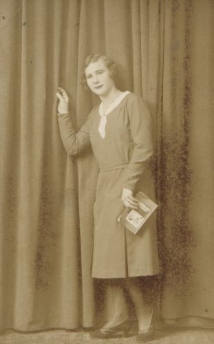 Kartka pocztowa z wizerunkiem młodej kobiety